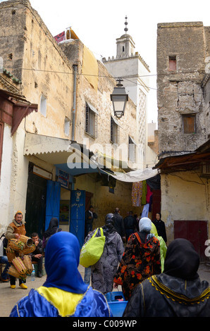 Les femmes en djellabas et foulards de tête marche dans la médina de Fes el bali maroc Banque D'Images