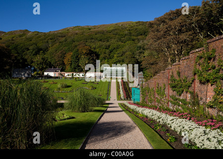 L'époque victorienne du xixe siècle restauré, jardin clos de l'abbaye de Kylemore, Connemara, comté de Galway, Irlande. Il a ré-ouvert ses portes en 2000. Banque D'Images