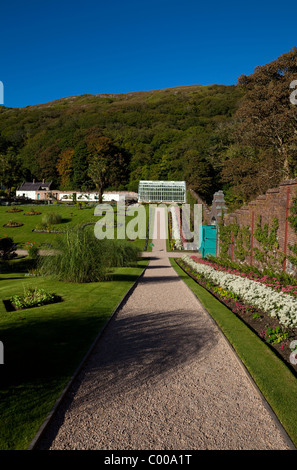 L'époque victorienne du xixe siècle restauré, jardin clos de l'abbaye de Kylemore, Connemara, comté de Galway, Irlande. Il a ré-ouvert ses portes en 2000. Banque D'Images