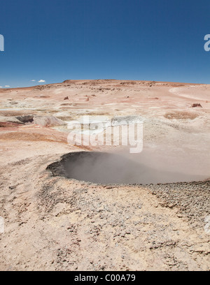 Sol de Mañana en champ géothermique sur Lípez, Potosi, le sud-ouest, la Bolivie, l'Amérique du Sud. Banque D'Images