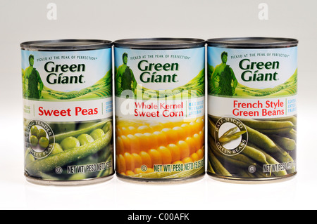 Sélection d'un assortiment de boîtes de légumes géant vert sur fond blanc, cut out. Banque D'Images