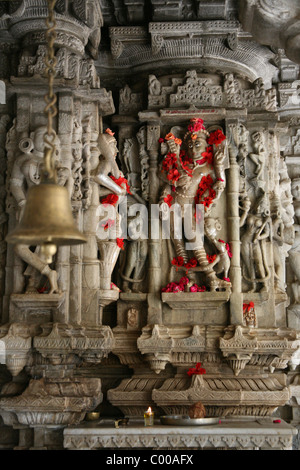 Divinité céleste décoré de fleurs à Adishwar Chaumukha Mandir Jain temple à Ranakpur, Rajasthan Banque D'Images