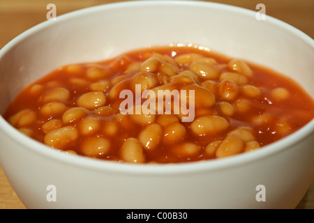 Bol en plastique de haricots cuits en sauce tomate prête pour la cuisson au micro-ondes Banque D'Images