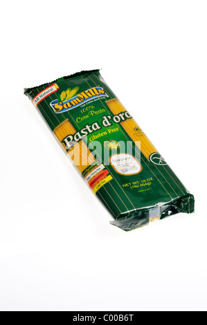 Pack de Pasta d'Oro de maïs sans gluten pâtes spaghetti sur fond blanc, découpe. Banque D'Images