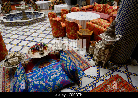 Un plateau/bouilloire et un coin repas à l'intérieur de style mauresque Riad El Yacout fes el bali maroc Banque D'Images