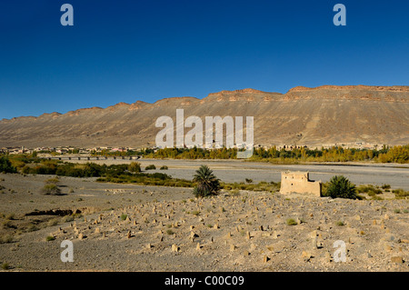 Cimetière berbère dans les terres arides le long de la rivière de Ziz à bridge to ait Khoujmani Maroc sous ciel bleu Banque D'Images