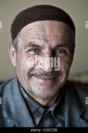 Portrait d'un vieil homme kurde, imam musulman, portant une tête de crânienne, à Bahcesaray, dans la région orientale de l'Anatolie, dans le sud-est de la Turquie. Banque D'Images