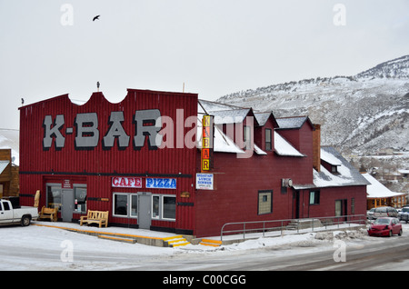 Un bar et restaurant avec mur peint en rouge. Gardiner, Montana, USA. Banque D'Images