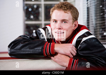 Portrait of teenage boy au Varsity Jacket Banque D'Images