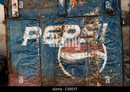 Ancien peint main pepsi publicité sur un shack sur le bord de la route en Inde Banque D'Images