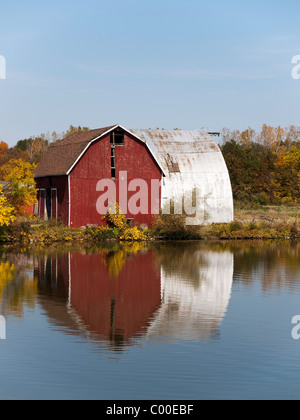 Vieux bâtiments de ferme avec grange rouge le long de rives du lac Mott à Huckleberry Railroad au Michigan. Banque D'Images