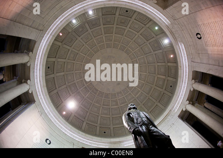 USA, Washington, District de Columbia, à l'intérieur statue de Jefferson Memorial de nuit le soir d'été Banque D'Images