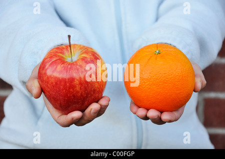 Concept de comparaison des pommes et des oranges Banque D'Images