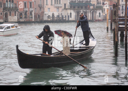 Traghetto gondola (ferry) traversant le Grand Canal, Venise Banque D'Images
