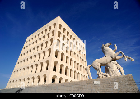 Italie, Rome, EUR, Palazzo della Civiltà del Lavoro Banque D'Images