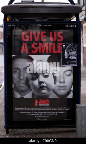 La myasthénie grave affiche de campagne sur le côté d'un abri bus à Coventry, Royaume-Uni. Banque D'Images