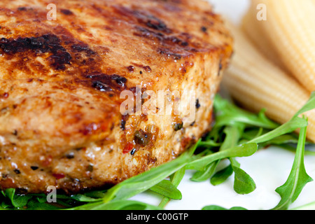 Steak juteux sur la roquette laitue aux jeunes corns Banque D'Images