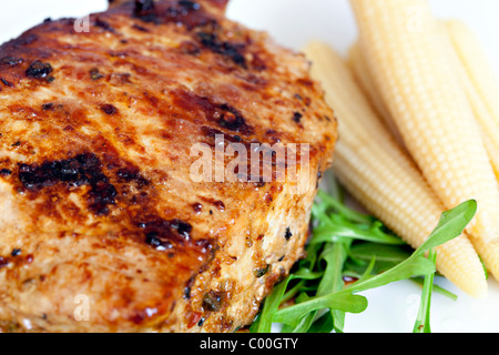 Steak juteux sur la roquette laitue aux jeunes corns Banque D'Images