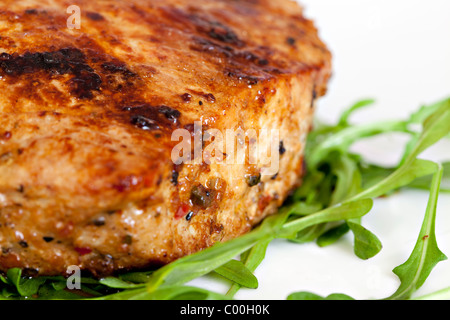 Steak juteux sur la Roquette Laitue Banque D'Images