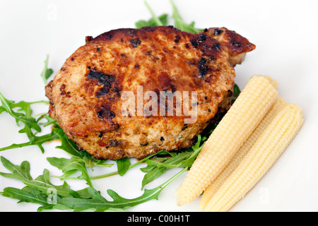 Steak juteux sur la roquette laitue aux jeunes corns Banque D'Images