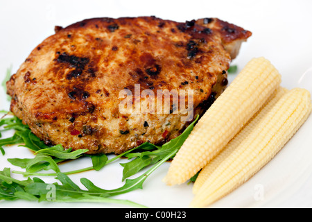 Steak juteux sur la roquette laitue aux jeunes corns Banque D'Images