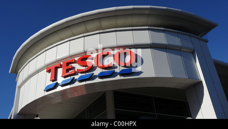 Un supermarché Tesco signer plus de leur magasin à Hove Banque D'Images