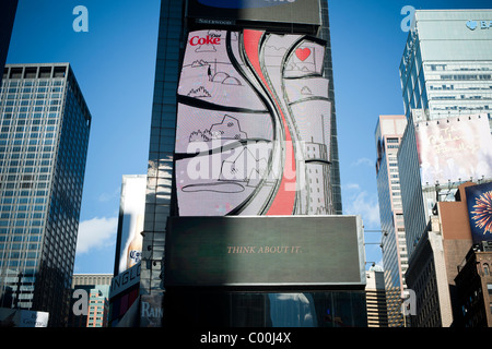 Lumineux de Coca-Cola signe high-tech à Times Square à New York est vu le mardi, 8 février 2011. (© Richard B. Levine) Banque D'Images