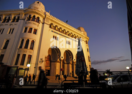 Algérie, Alger, low angle view de personnes par bureau de poste contre le ciel au crépuscule Banque D'Images