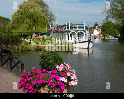 Magdalen College péniche amarrée sur la Tamise par l'hôtel Swan at Streatley,-on-Thames, Oxfordshire, UK Banque D'Images