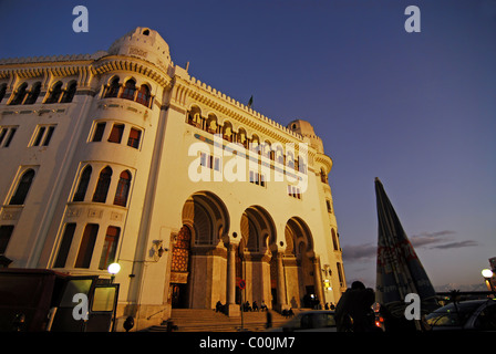 Algérie, Alger, low angle view de personnes par bureau de poste contre le ciel au crépuscule Banque D'Images