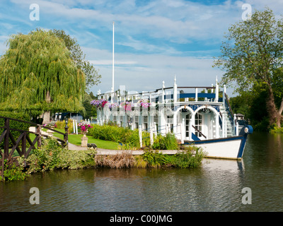 Magdalen College péniche amarrée sur la Tamise par l'hôtel Swan at Streatley,-on-Thames, Oxfordshire, UK Banque D'Images