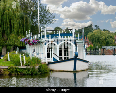 Magdalen College péniche amarrée sur la Tamise par l'hôtel Swan at Streatley,-on-Thames, Oxfordshire, UK Banque D'Images