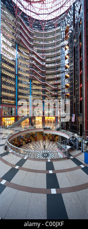 Panorama vertical de haute résolution de l'intérieur de James R. Thompson Center, Chicago, Illinois, États-Unis Banque D'Images