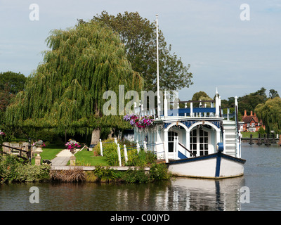 Magdalen College péniche amarrée sur la Tamise par l'hôtel Swan at Streatley,-on-Thames, Oxfordshire, UK Banque D'Images