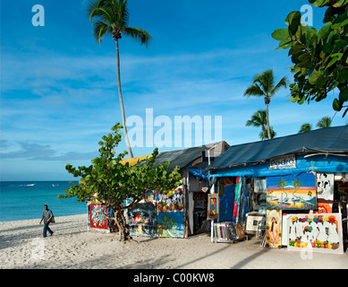 Boutiques de souvenirs sur la plage de Bayahibe, la République Dominicaine Banque D'Images