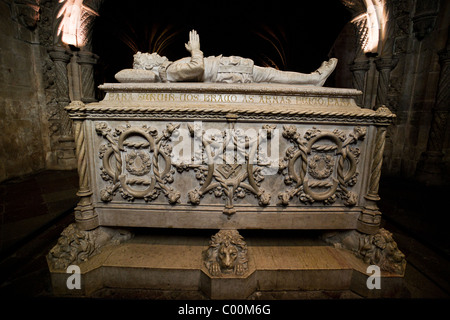 Tombe de Luís de Camões poète national à l'église de Santa Maria au Monastère des Hiéronymites. Lisbonne, Portugal. Banque D'Images