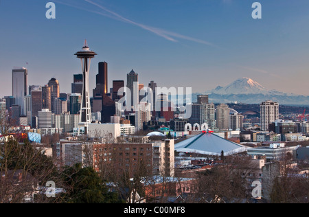 La ville de Seattle skyline at sunset avec le Mont Rainier dans l'arrière-plan, Seattle, WA. Banque D'Images