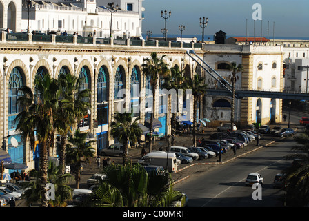 Algérie, Alger, high angle view of voiture garée en lot par hotel avec les véhicules circulant sur route en premier plan Banque D'Images