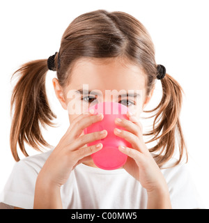 Portrait d'une jolie petite fille de l'eau potable avec une tasse en plastique, isolé sur fond blanc Banque D'Images