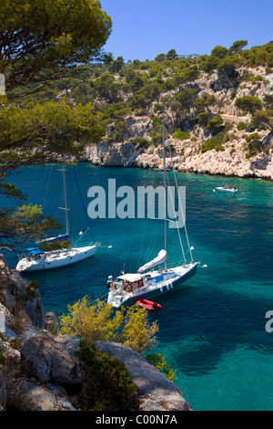 Voiliers amarrés dans l'une des Calanques près de Cassis, Provence France Banque D'Images