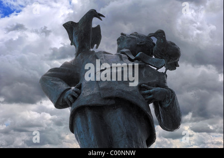 Statue du cinéaste britannique Alfred Hitchcock avec mouettes sur les épaules à Dinard, Bretagne, France Banque D'Images