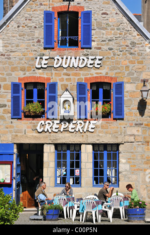 Les touristes en terrasse de manger des crêpes à la crêperie à Paimpol, Côtes-d'Armor, Bretagne, France Banque D'Images