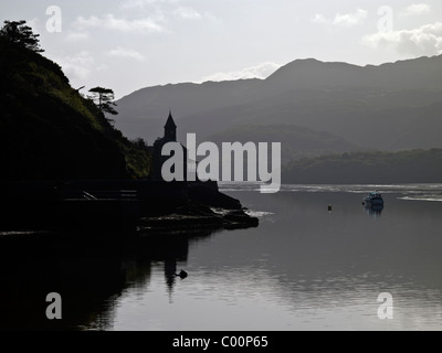 Un moody silhouette de Clock Tower House (Coes Faen), l'estuaire de Barmouth. Banque D'Images