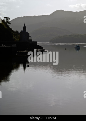 Un moody silhouette de Clock Tower House (Coes Faen), l'estuaire de Barmouth. Banque D'Images