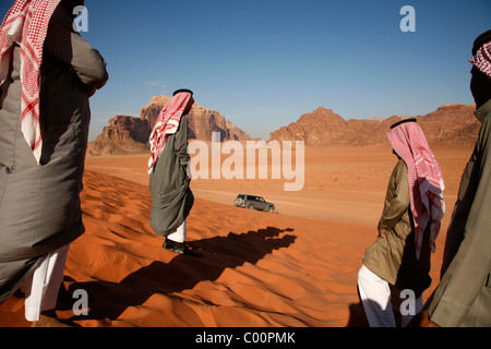Peuple Arabe et d'une jeep sur une dune de sable rouge dans le Wadi Rum, Jordanie. Banque D'Images