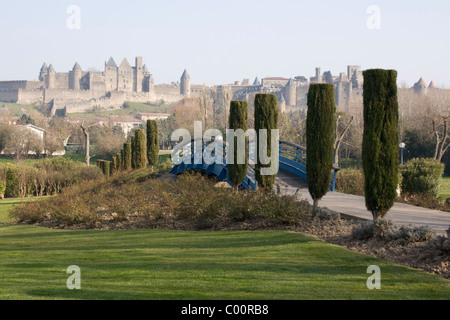 Vue du parc entre la ville nouvelle et l'ancienne ville fortifiée de Carcassonne Banque D'Images