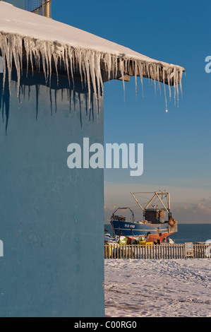 Neige de l'hiver et de glaçons couvrir la plage pêche Stade station de sauvetage et Hastings East Sussex UK Banque D'Images