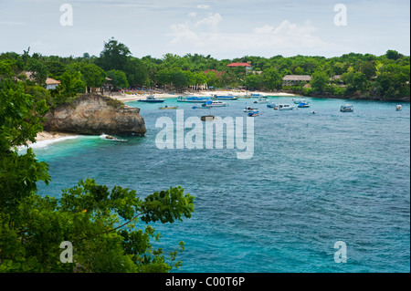 Centres de villégiature de luxe et une belle plage se trouve à champignons Bay sur l'île de Nusa Lembongan, à Bali, Indonésie. Banque D'Images