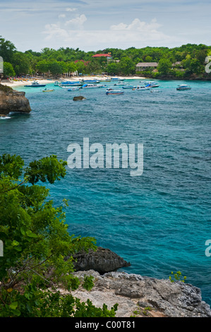 Centres de villégiature de luxe et une belle plage se trouve à champignons Bay sur l'île de Nusa Lembongan, à Bali, Indonésie. Banque D'Images