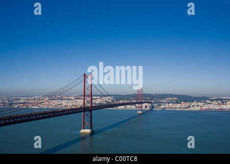 Pont du 25 avril sur le fleuve Tage, construit 1966, Lisbonne, Portugal sur l'autre face. Banque D'Images